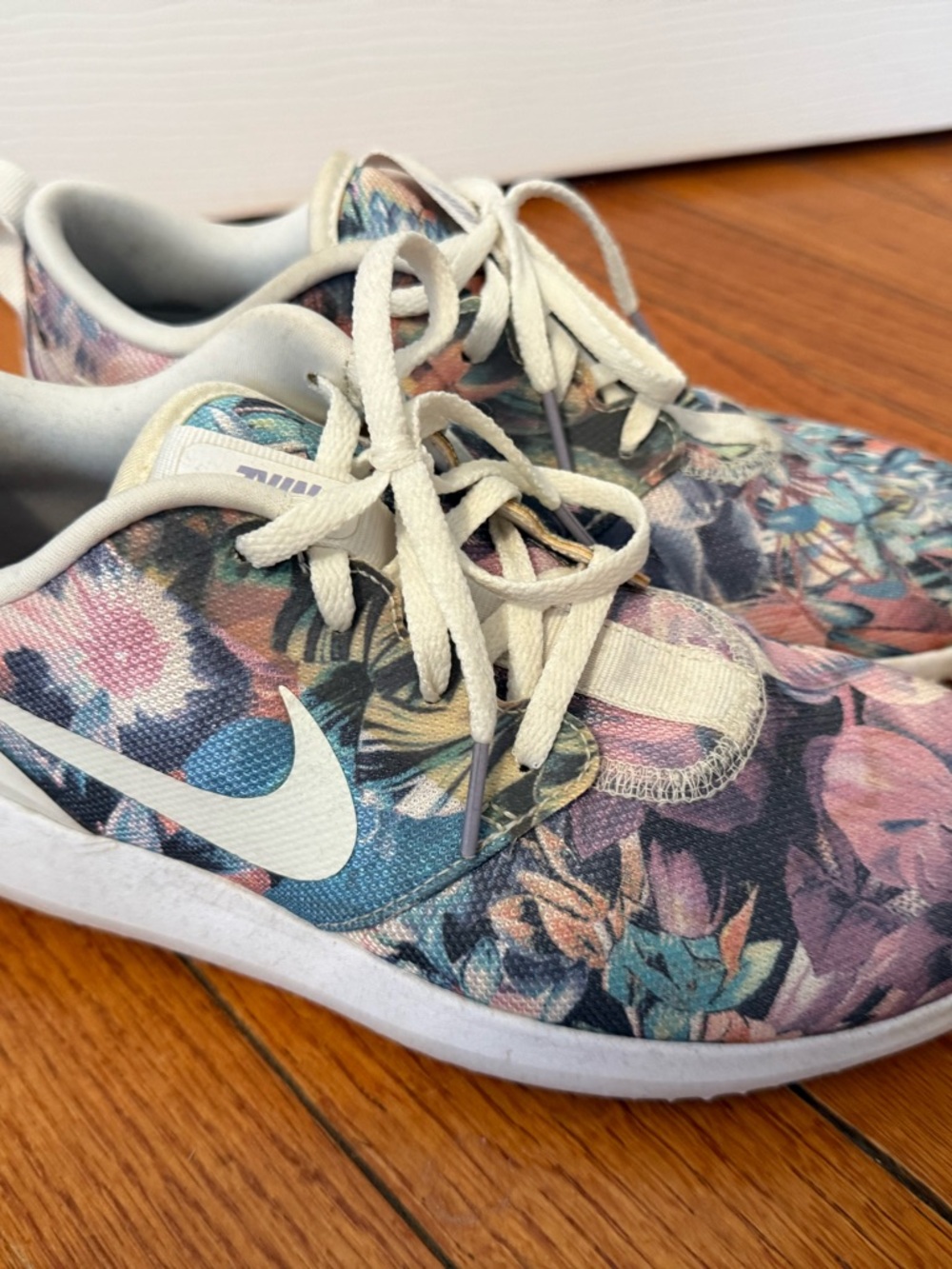 Nike Women’s Floral Print Golf Sneakers - White Swoosh